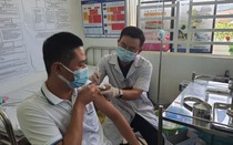 Bình Dương: Tiêm vaccine phòng Covid-19 cho hơn 1.000 người