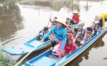 Cà Mau: Học sinh vùng sâu đi đò đến dự lễ Khai giảng năm học mới