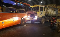 TP.HCM: Liên tiếp các vụ tai nạn giao thông xảy ra gây ách tắc nghiêm trọng