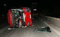 Xe khách lật nghiêng trên quốc lộ ngày giáp tết