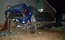 Xe tải lao thẳng vào nhà dân lúc nửa đêm, 3 người bị thương, 8 người thoát chết