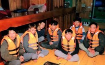Giải cứu 7 ngư dân Thanh Hóa bị rơi xuống biển do chìm tàu