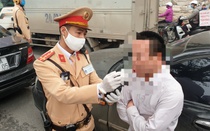 Gây tai nạn khi say xỉn, tài xế gọi điện thoại cho người thân cầu cứu