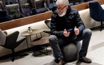 Tỷ phú Abramovich xuất hiện tiều tụy tại sân bay