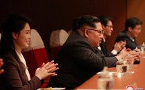 Ông Kim Jong-un dẫn vợ đi xem sao K-pop biểu diễn tại Bình Nhưỡng