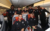 Chùm ảnh: Cầu thủ Man Utd bơ phờ vượt 5.000km dự Champions League