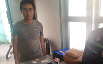 Bắt quả tang "siêu trộm" đang lấy đồ của 14 người ở Đầm Sen