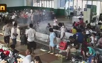 Clip: Điện thoại bỗng dưng bốc cháy, tỏa khói nghi ngút ở ga tàu Trung Quốc