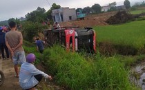 Xe khách lật nghiêng sau khi lao xuống ruộng lúa