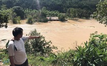 Đơn vị thủy điện nói gì khi xả lũ, nhiều lồng cá bị cuốn trôi?
