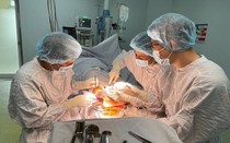 Phẫu thuật cứu người đàn ông bị máy cắt cỏ cắt gần lìa bàn chân