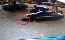 Video: Bé 2 tuổi bị ô tô kéo lê hàng mét dưới gầm xe khi đợi mẹ đổ xăng