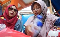 Video: Người dân Indonesia trả tiền xe buýt bằng rác thải nhựa