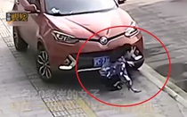 Video: Mải dùng điện thoại trên vỉa hè, cô gái bị ô tô đâm suýt mất mạng