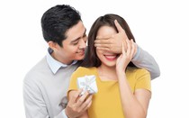 Viết cho đàn ông: Tại sao cứ phải tặng quà phụ nữ trong ngày Valentine?