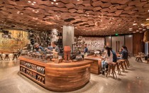 Cận cảnh quán Starbucks rộng bằng nửa sân vận động