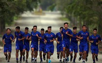 BTC ASIAD 2018 “làm khó”, HLV Park rèn quân ở khu đất trống