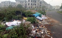 Đường vào thung lũng hoa Hồ Tây ngập trong rác