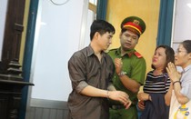 Kẻ giết bạn tình đồng tính ngoại quốc bật khóc khi được giảm án