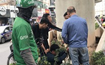 Hai đối tượng táo tợn trộm xe máy bị dân đuổi bắt tại Cầu Giấy