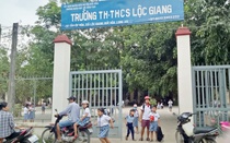 Phụ huynh đánh giáo viên: Dạy con côn đồ và “nhuộm đen” nhân cách