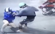 Điều tra vụ 2 tên cướp giật xe, lắc vàng của người phụ nữ trên đường ở TPHCM