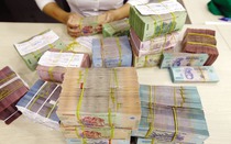 Lãi suất giảm nhưng tiền vẫn “chảy” mạnh vào hệ thống ngân hàng