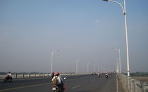 Người đàn ông bất ngờ bỏ xe máy, nhảy cầu Vĩnh Tuy tự tử
