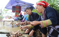Thử tài nấu rượu Séng Cù tại Lễ hội Ẩm thực và không gian văn hoá Tây Bắc 2018