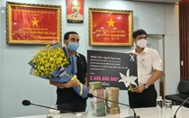 Nghệ sĩ Quyền Linh và nghệ nhân hoa lan Nguyễn Thanh Xuân trao 2 tỷ đồng cho công tác phòng chống dịch