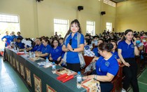 CEO Hồ Thanh Hương diện áo dài xanh tình nguyện đi trao nhiều phần quà giá trị tại huyện Tư Nghĩa – Quảng Ngãi