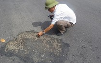 Quốc lộ 1A bị “tưới” hóa chất lạ gây hư hỏng mặt đường
