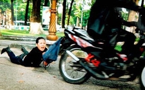 Hi hữu nhóm cướp, khống chế cướp xe nhưng không lấy xe