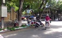 Thừa Thiên - Huế: Chợ tự phát đua nhau mọc giữa hè phố