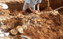 Phát hiện bộ gần trăm cổ vật khi đào móng nhà