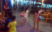 TP. Đà Nẵng: Đêm xuống, nhiều trẻ em bị chăn dắt bán hàng rong