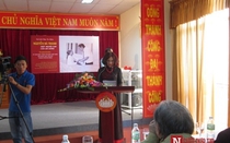 Con ông Nguyễn Bá Thanh bật khóc trong ngày giới thiệu sách về cha