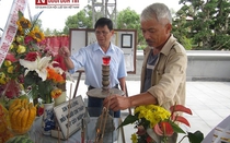 Người dân Đà Nẵng thắp hương, viếng mộ ông Nguyễn Bá Thanh