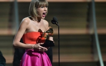 Grammy 2016: Taylor Swift ‘ôm giải’, Adele tức tối vì lỗi kỹ thuật