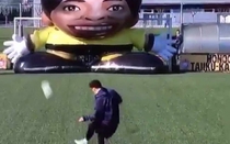 Video: Khoe kĩ năng sút phạt, Messi so tài với 'gã' thủ môn khổng lồ