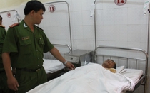 Dí roi điện, đâm trung úy công an: Tội danh nào phù hợp?