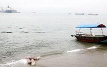 Hoảng hồn phát hiện xác chết đang phân hủy trôi dạt trên biển