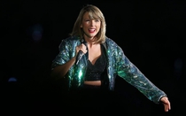 Dù tình duyên lận đận, Taylor Swift vẫn kiếm nhiều tiền nhất