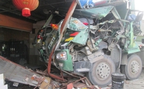 Xe tải bất ngờ mất lái đâm vào nhà dân, hai người bị thương nặng