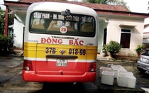 Xe bus ngang nhiên vận chuyển nội tạng động vật bốc mùi hôi thối