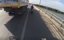 Cô gái quyết tâm bám theo xe tải để... 'tránh nắng'