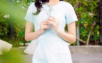 Á hậu Hà Thu diện đầm nửa kín nửa hở, khoe vòng 1 căng đầy