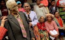 Lạ kỳ quật mộ tổ tiên, mặc quần áo mới và chụp ảnh cùng xác chết