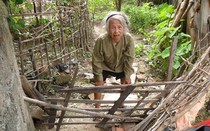 Cụ già bại liệt đơn độc đương đầu với bệnh hiểm nghèo