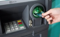 Dân khóc ròng khi rút tiền từ thẻ ATM